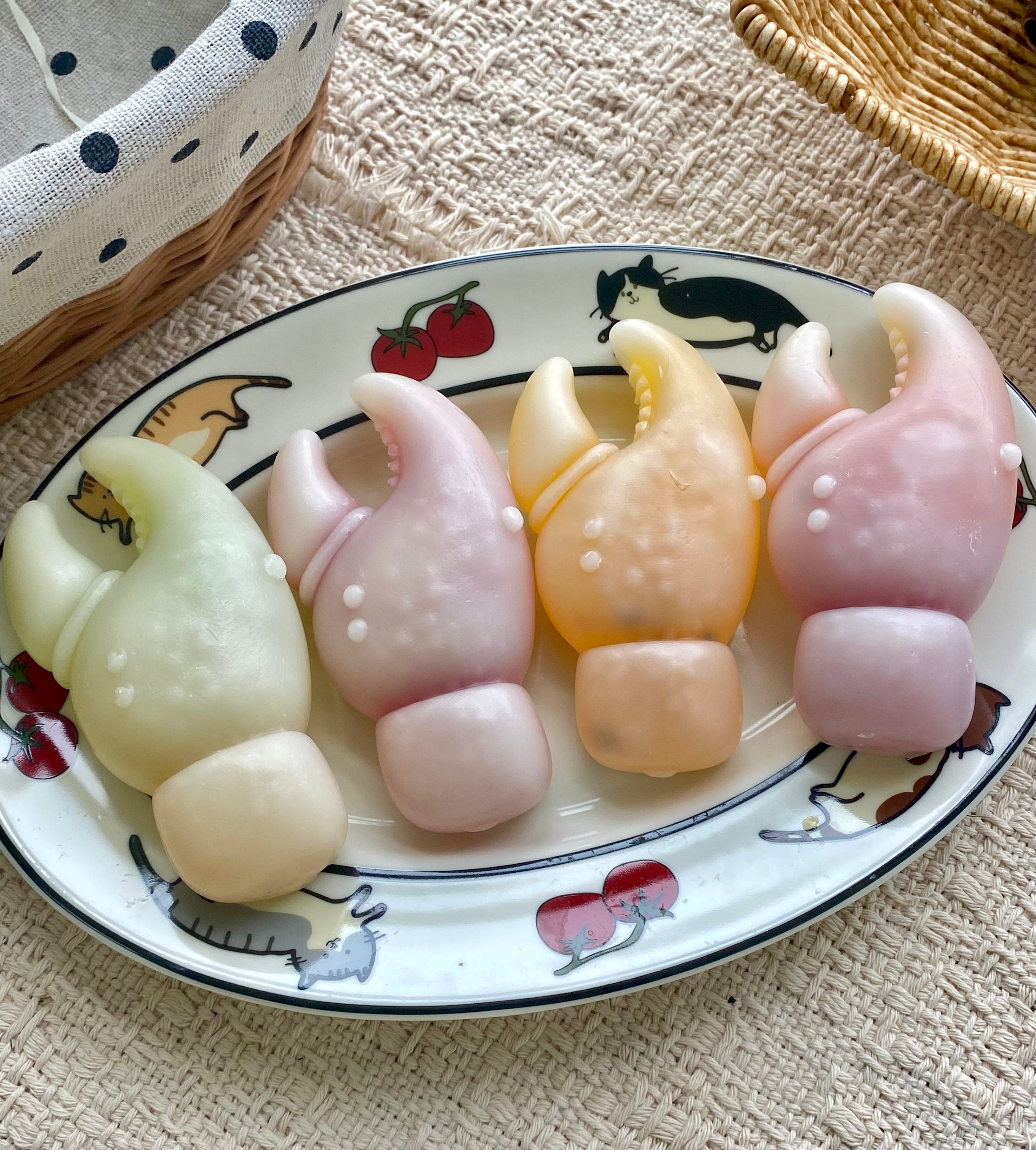 Oodles crab claw shaped wax candy filled with fruit juice in sharing pack